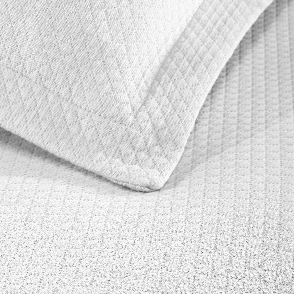 Diamond Solitaire Bedspread Set With Shams White